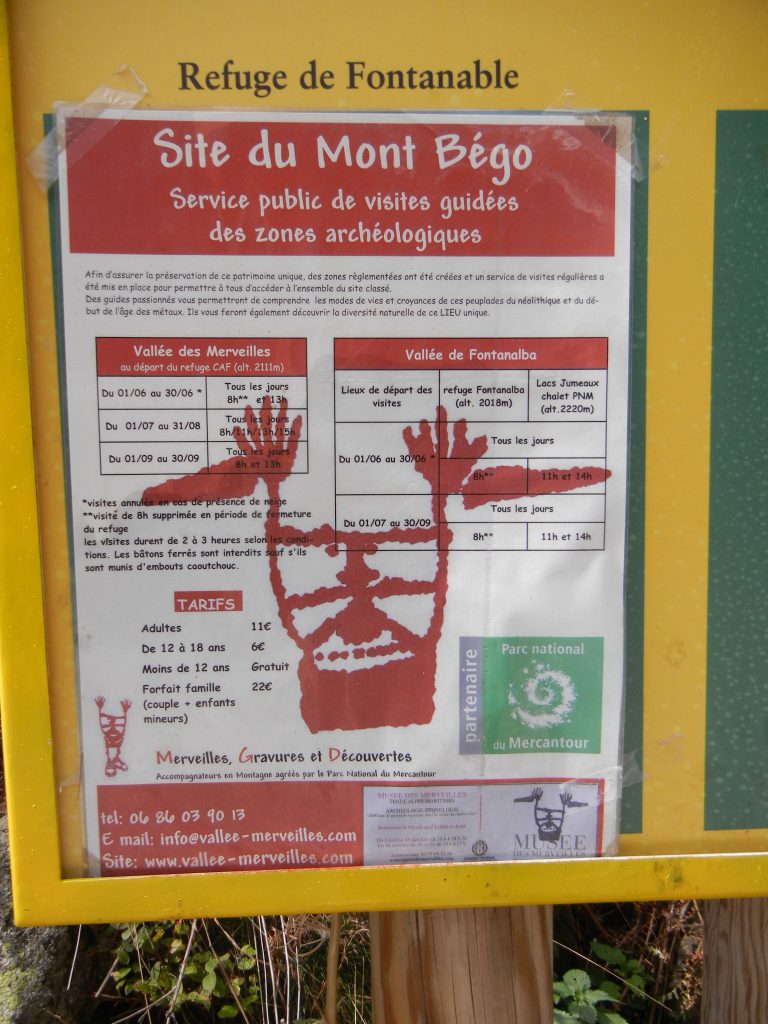 Een informatiebord over de Refuge de Fontanalbe (reeds enige jaren, en tot nader bericht, gesloten) is overplakt met informatie over de beschermde rotsgravures beneden de Mont Bégo, uitsluitend te bezoeken met een gids.